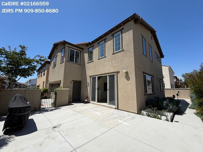 Building Photo - Eastvale 4 Bedroom Condo