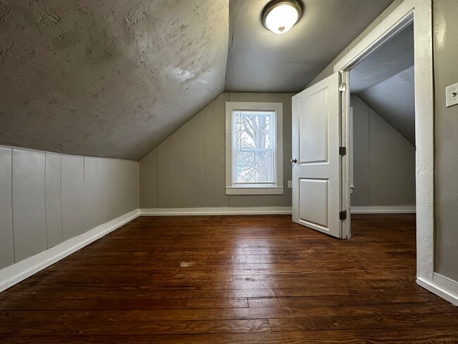 Building Photo - Recently Renovated 3 Bedroom 1 Bath Single...
