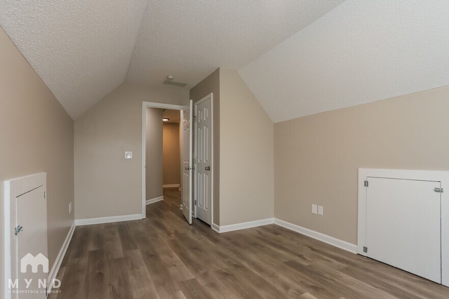 Building Photo - 2060 Club Bay Dr