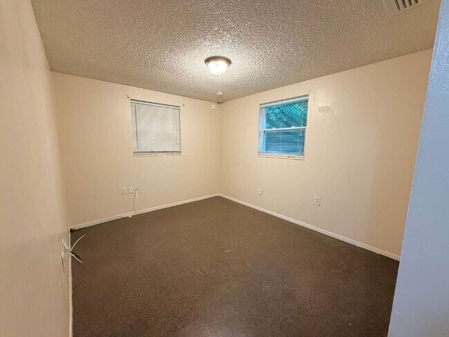 Building Photo - "Charming 3-Bedroom Gem in Land O' Lakes – Your Cozy Retreat Awaits!"