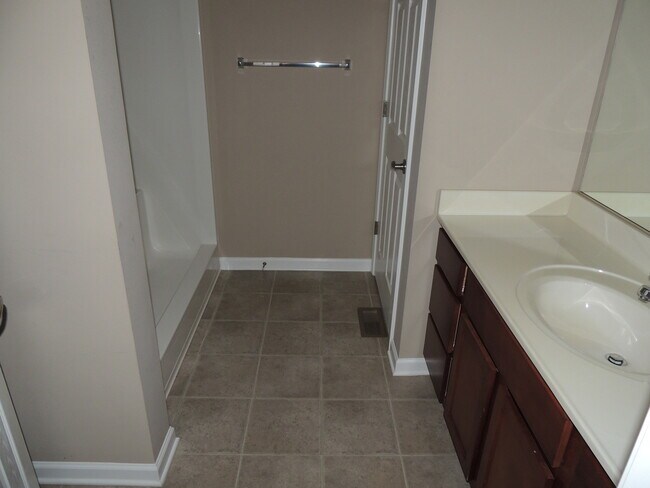 Building Photo - Stunning 3-Bed, 2-Bath Townhouse in West Knoxville