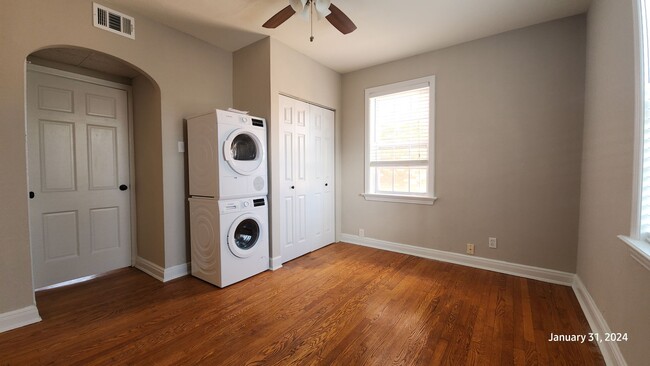 Building Photo - ***Dogtown***One Bedroom, One Bath***In Unit Laundry***