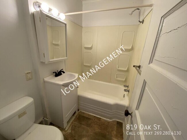 Building Photo - 819 Oak St