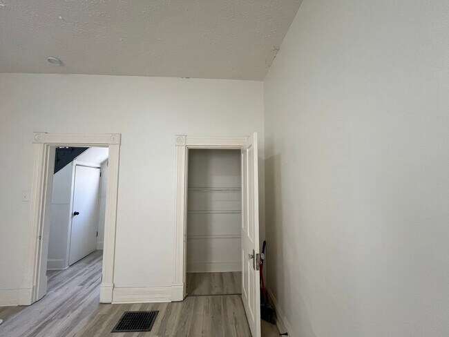 Building Photo - 4 bedroom 1 bath