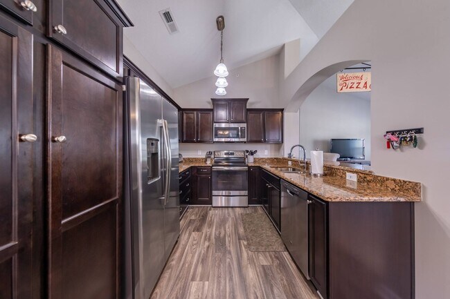 Building Photo - 2 bedroom condo close to W&M