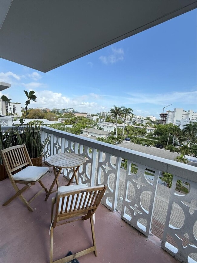 Building Photo - 9700 W Bay Harbor Dr