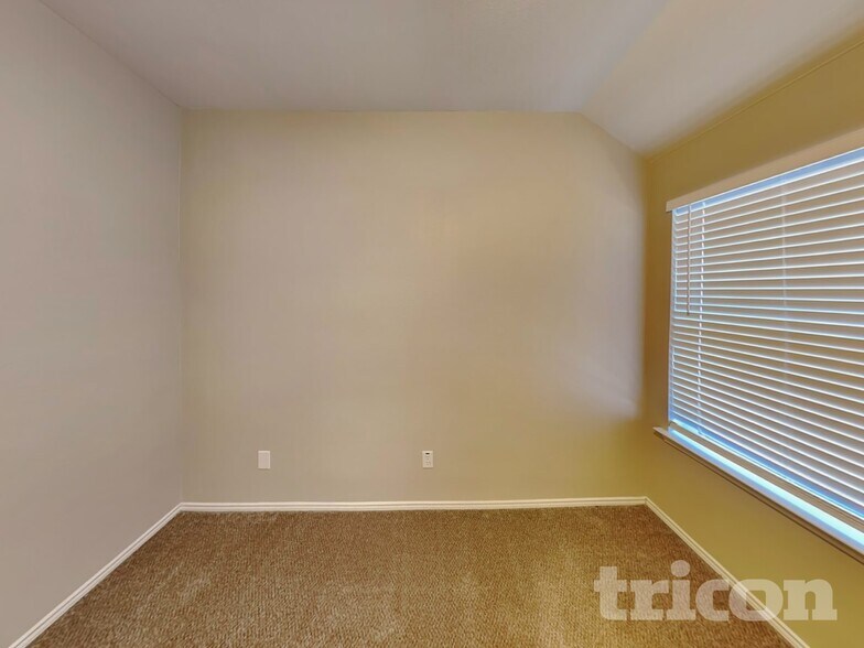 Building Photo - 1609 Hillside Dr