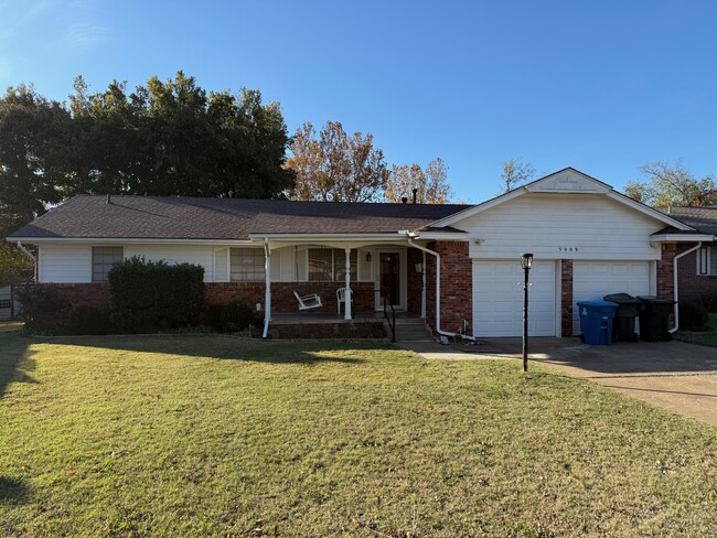 Front Yard, looking at house - 3009 N Woodcrest Dr