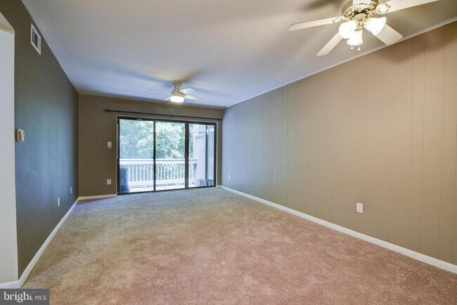 Building Photo - 5806 Royal Ridge Dr