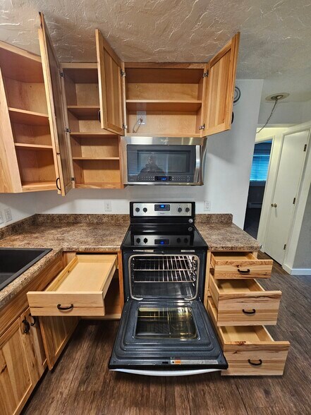 Building Photo - 800 W 56th Ave