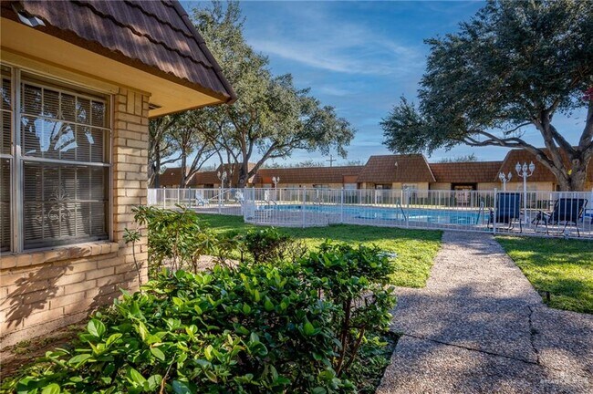 Building Photo - 27 El Rancho Rd