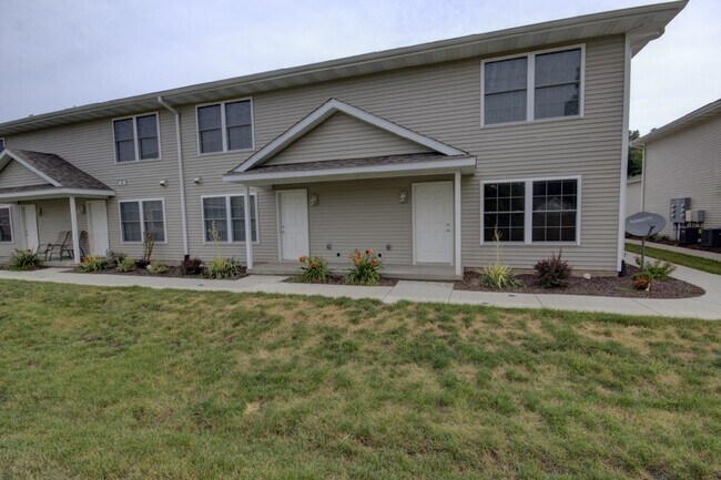 Building Photo - Gorgeous 3 Bedroom Townhome