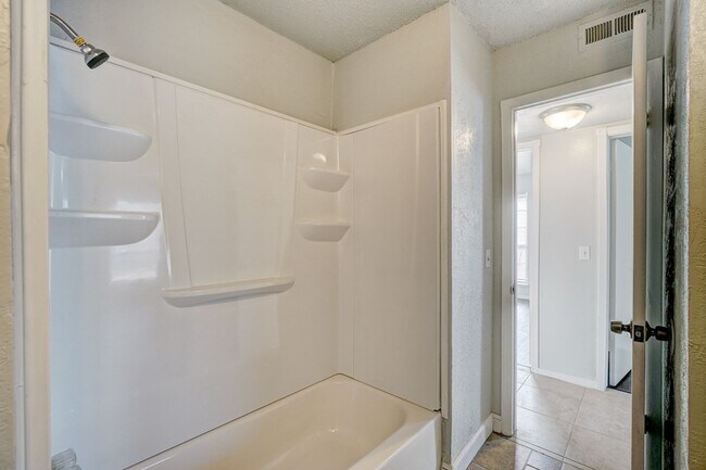 Building Photo - 3 bed 1 bath in Moore!