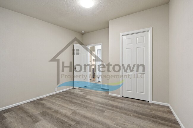 Building Photo - 3 Bedroom 2 Bathroom Home with Off-Street Parking Available in Sagle, Idaho!