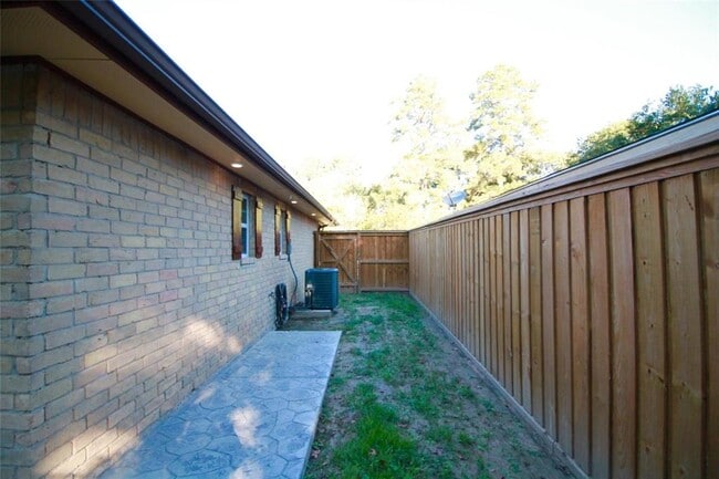Building Photo - 4523 Donalbain Dr