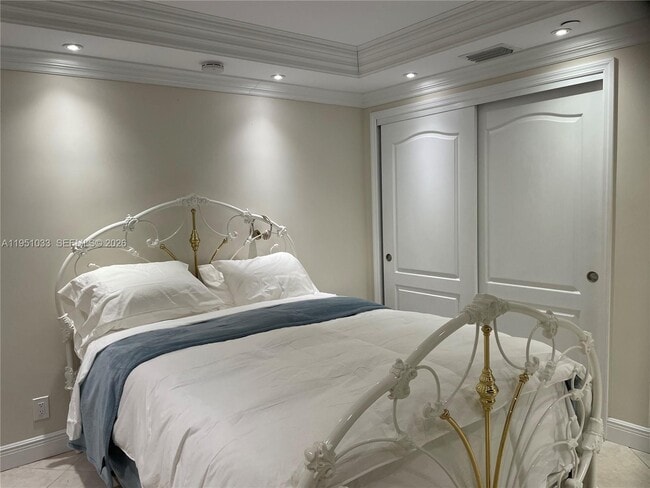 Building Photo - 2555 Collins Ave