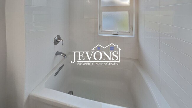 Building Photo - 5BR/4.5BA House in Seattle -- Available Now!