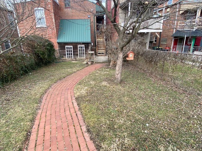 Building Photo - 612 E Chestnut St