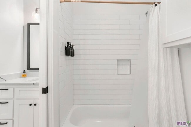 Building Photo - 3305 Pointe-Marie Dr