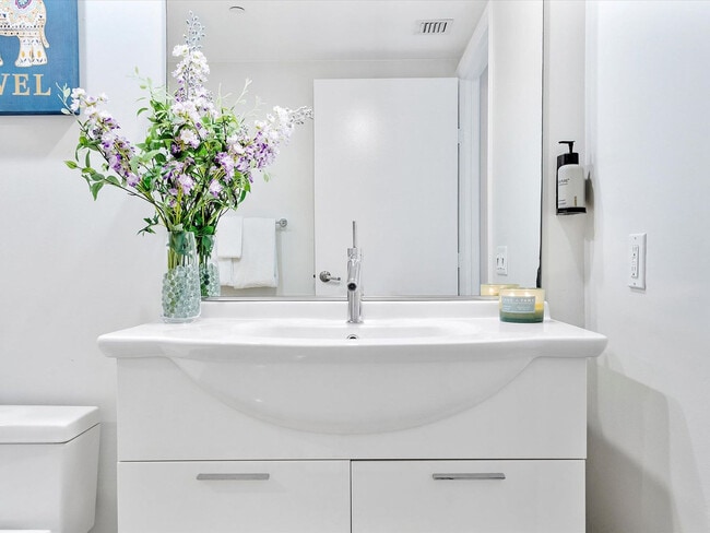 Building Photo - 485 Brickell Ave