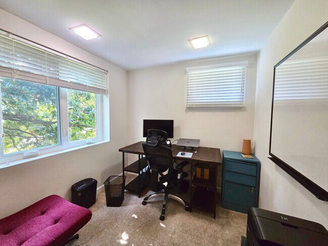 Building Photo - Lovely 4 BR/2 BA Single-Family Home in Sil...