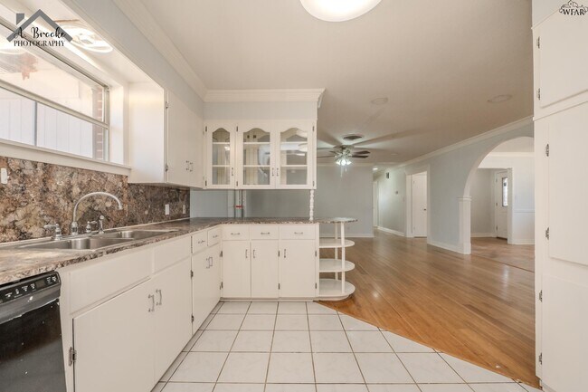 Building Photo - 2725 Devon Rd