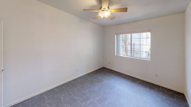 Building Photo - 5321 E Falls View Dr