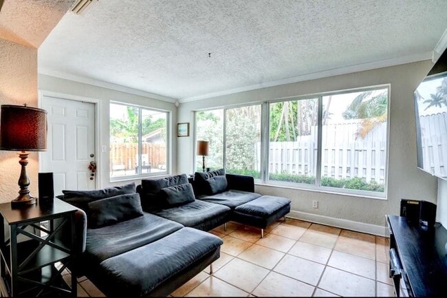 Building Photo - 2725 SE 2nd Ct