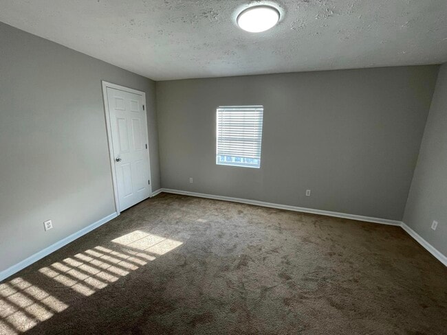 Building Photo - 332 E Lincoln St