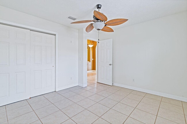 Building Photo - 208 Palm Cir