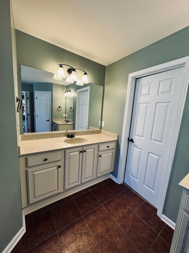 Building Photo - South AVL - Well Kept, Large Home with Garage