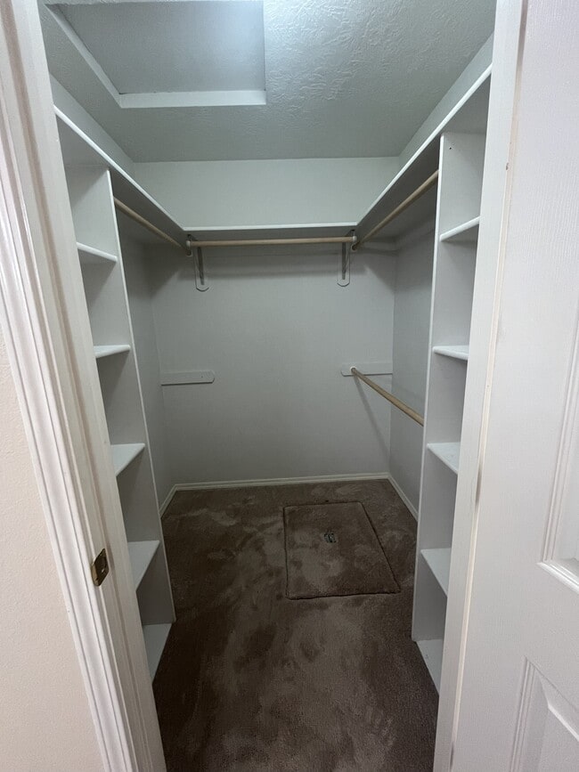 Building Photo - 2645 N Englewood Way