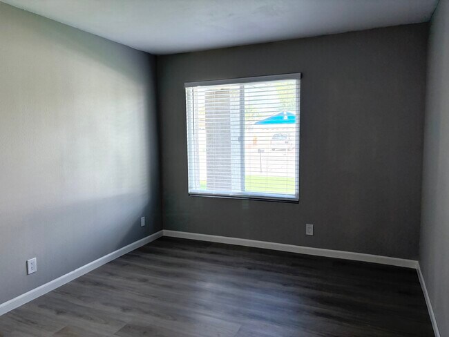 Building Photo - 3571 Lake Crest Dr