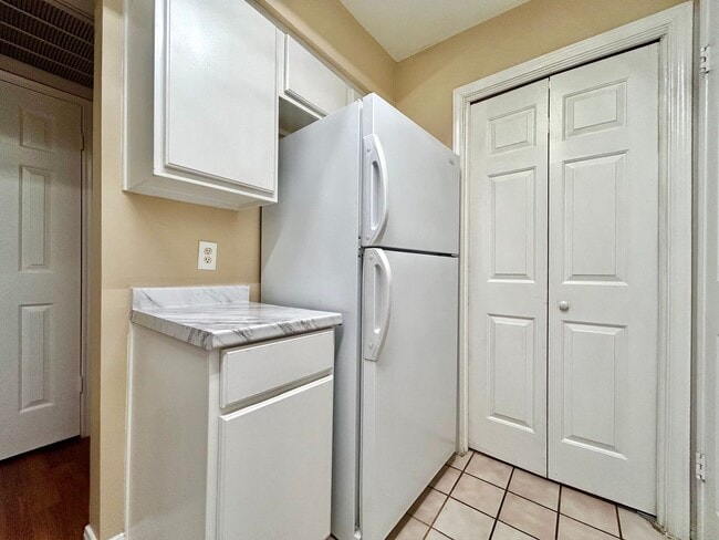 Building Photo - Light-Filled 2BR/2BA with Balcony in Austin