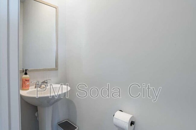 Building Photo - 626 Quartz Ln