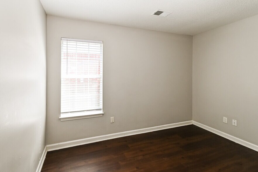 Building Photo - 1574 Far Dr