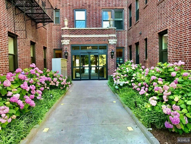 Building Photo - 855 Broad Ave