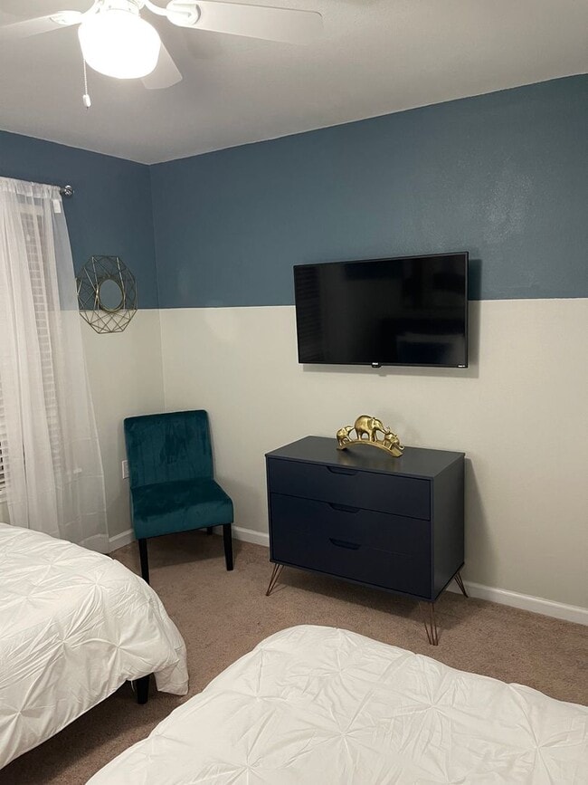 Building Photo - Beautiful 3 bed 2.5 bath condo with gorgeous hard wood floors.