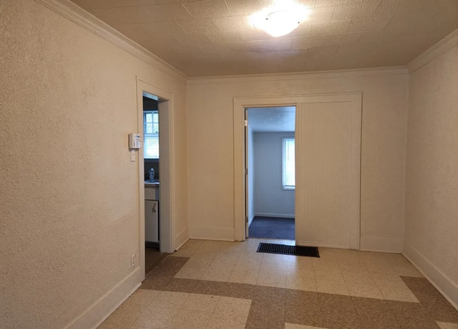 Building Photo - 1650 N Maple---3 bed/ 1 bath