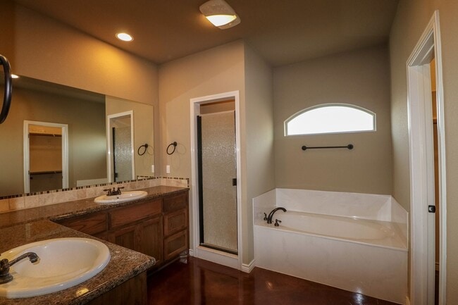 Building Photo - 4 Bedroom Single Family Home:  Move in Special: