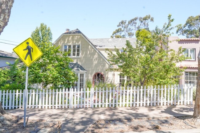 Primary Photo - Stunning 4 Bedroom Home In Sought After Pi...
