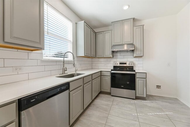 Building Photo - 365 Rocroi Dr