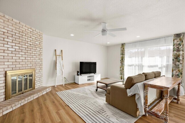 Building Photo - 1611 W Mesa Park Dr