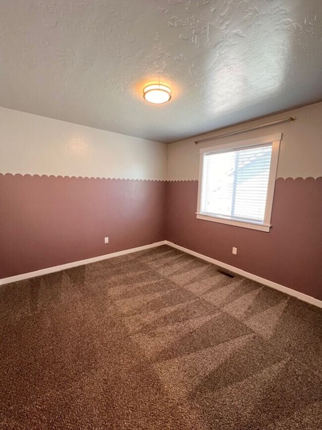 Building Photo - Beautiful 4 Bed, 2.5 Bath Plus Office in S...