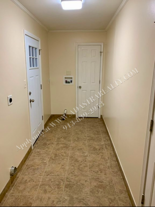 Building Photo - Charming Prairie Village Ranch Home-Availa...