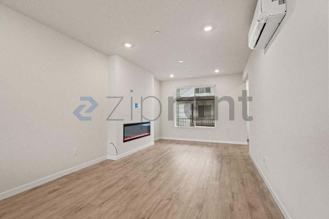 Building Photo - Unit H4
