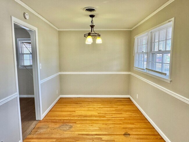 Building Photo - Charming 3-Bedroom Home with Cozy Living Spaces!