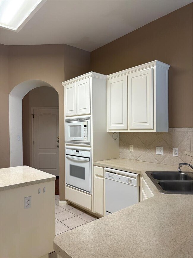 Building Photo - 207 Kettleman Ln N