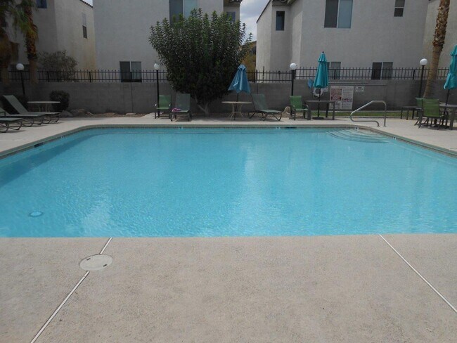 Building Photo - Spacious 2 Bedroom Home near Cactus and Ma...