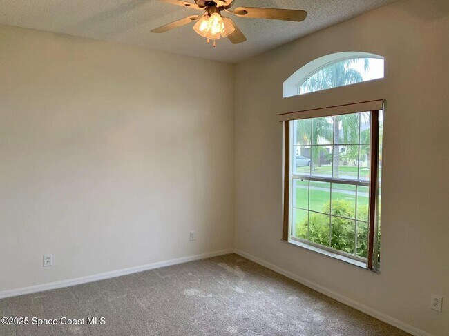 Building Photo - 1475 Knoll Ridge Dr